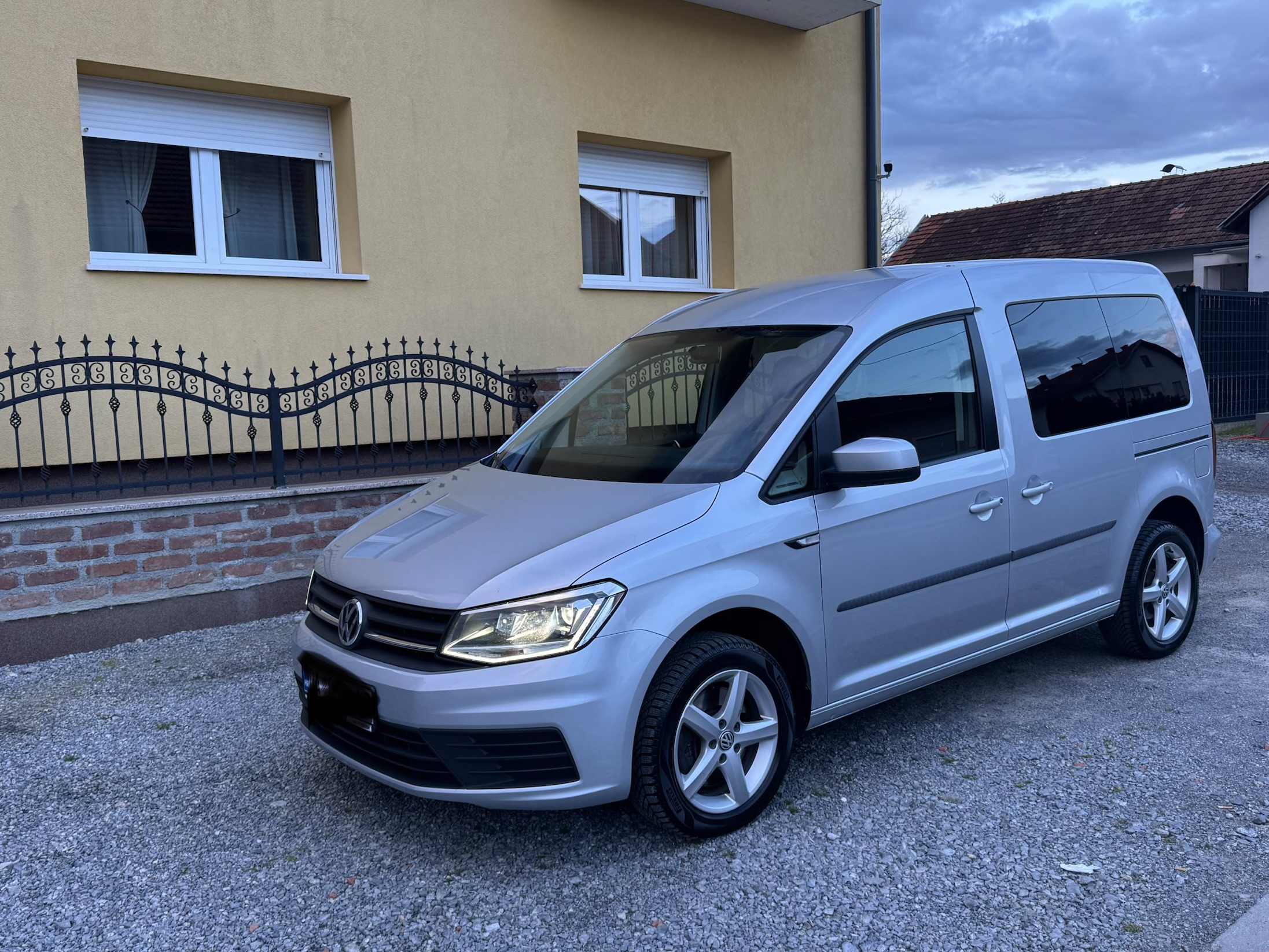 VW Caddy 2,0 TDI DSG,150 KS,LED,Regan do 12/2026